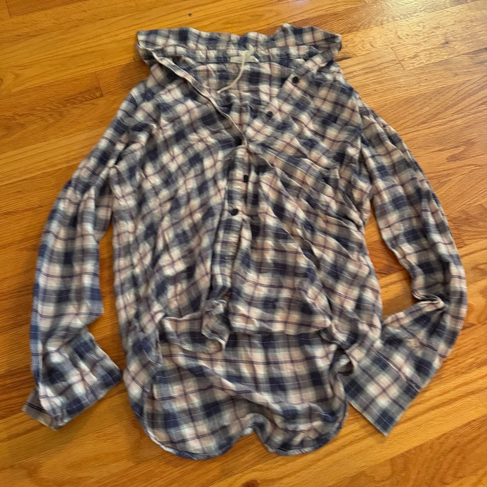 BeachLunchLounge Plaid Button Down Shirt Size Medium Blue Pink Rayon Blend